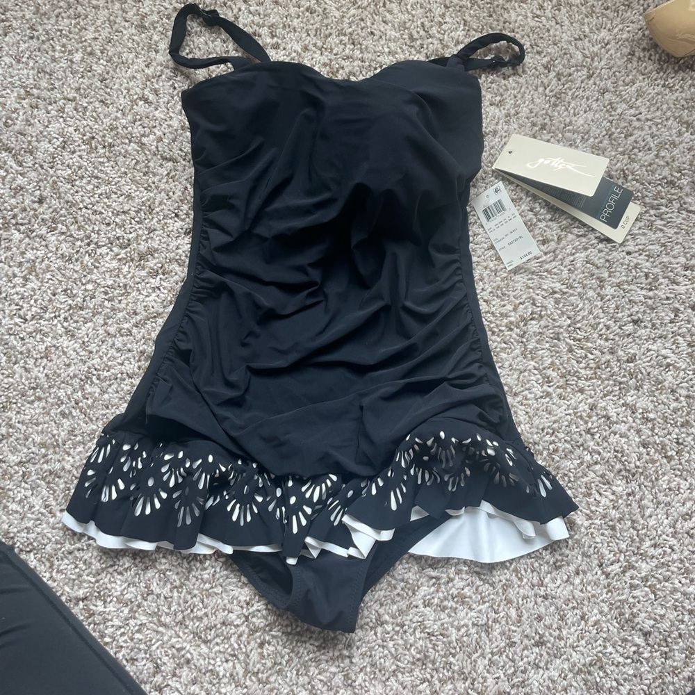 Brands new gottex swim suit with build in bra